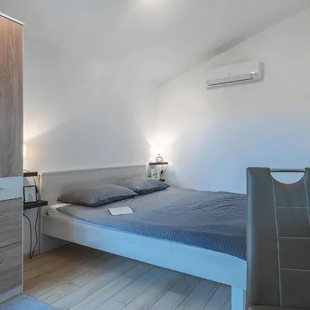 4 Bedroom Awesome In Holiday home Valtura