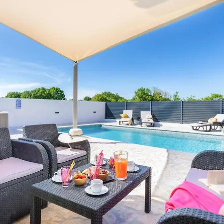 4 Bedroom Awesome In *