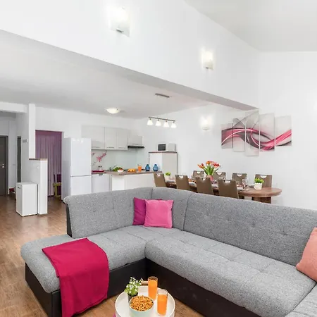 4 Bedroom Awesome In Valtura