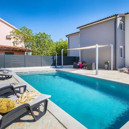 Holiday home 4 Bedroom Awesome In