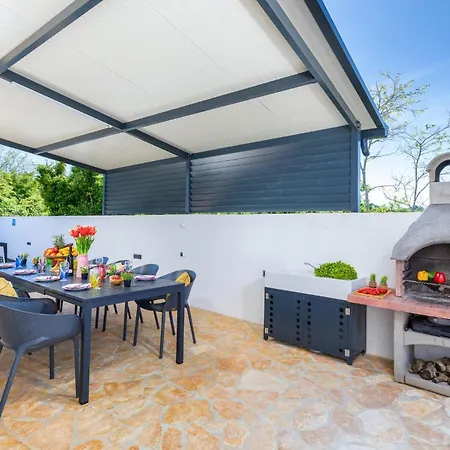 4 Bedroom Awesome In Holiday home *