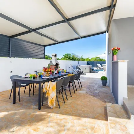 4 Bedroom Awesome In * Valtura